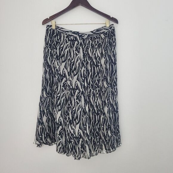 Jones New York Dresses & Skirts - Jones New York Women's Skirt 16W Black White Midi Silk Pleated Printed Feminine